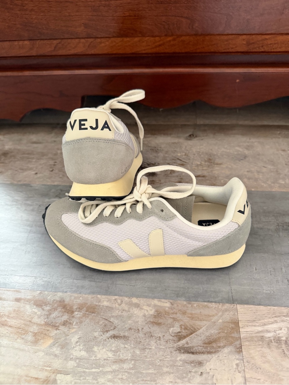 Veja Men’s Gray & Cream Retro-Style Sneakers